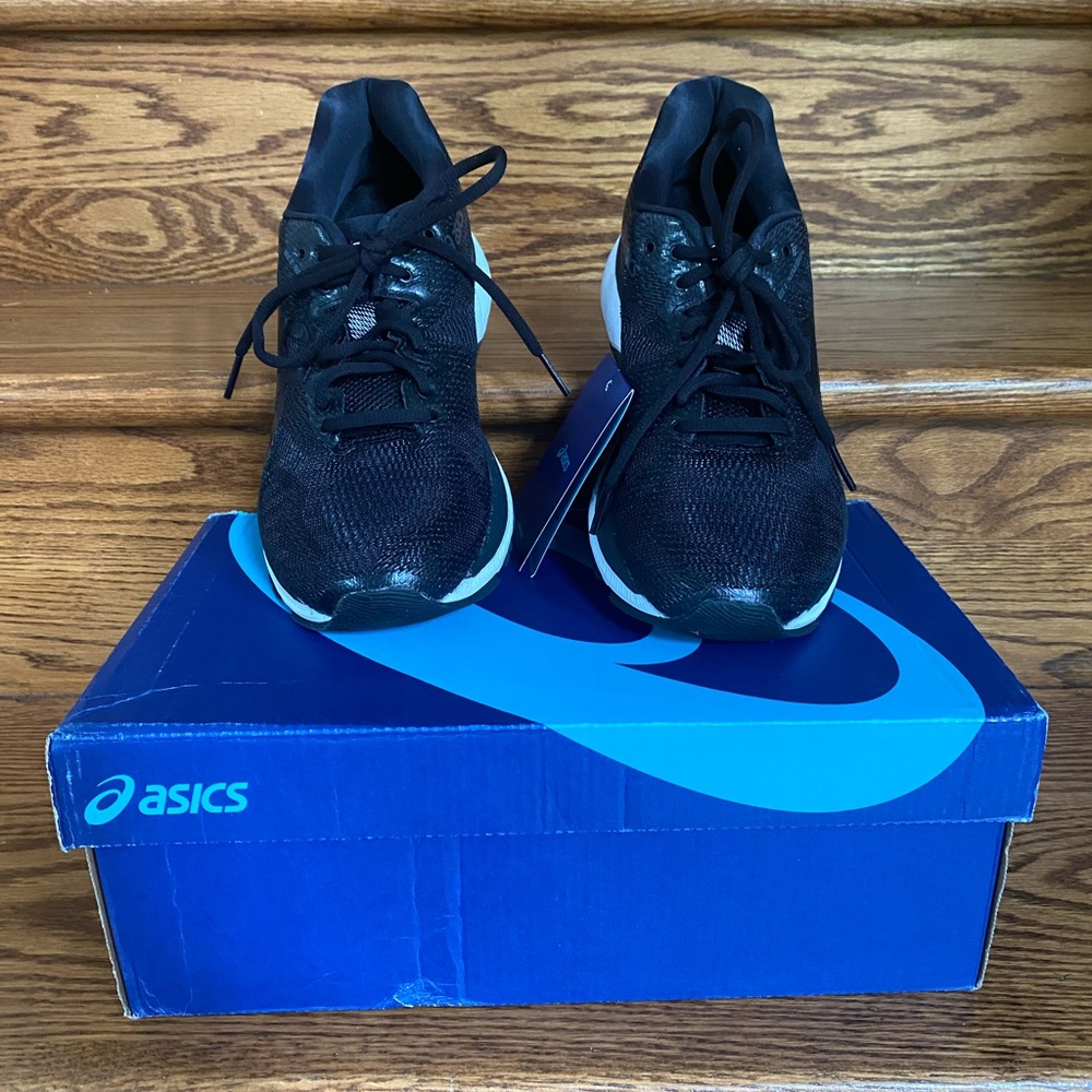 ASICS: NEW Gel Nimbus 20, size 8 Black/White